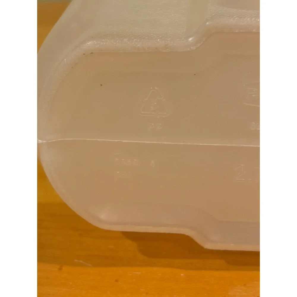 Rubbermaid vintage Servin Saver 2.75 Qt 2.4 L Pitcher Slim White Lid